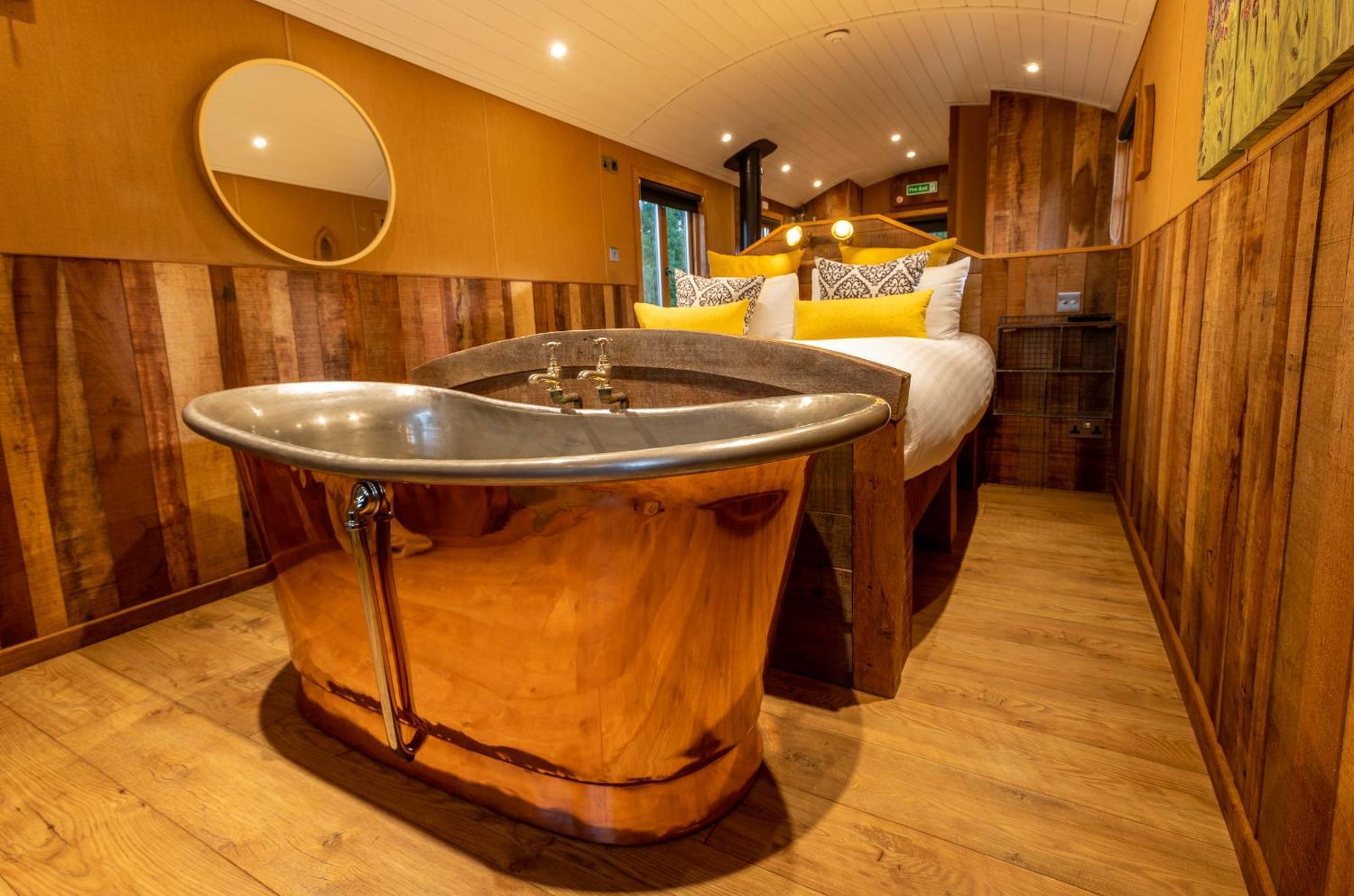 Ashwood Shepherd Hut -Ockeridge Rural Retreats Apartment Устър Екстериор снимка