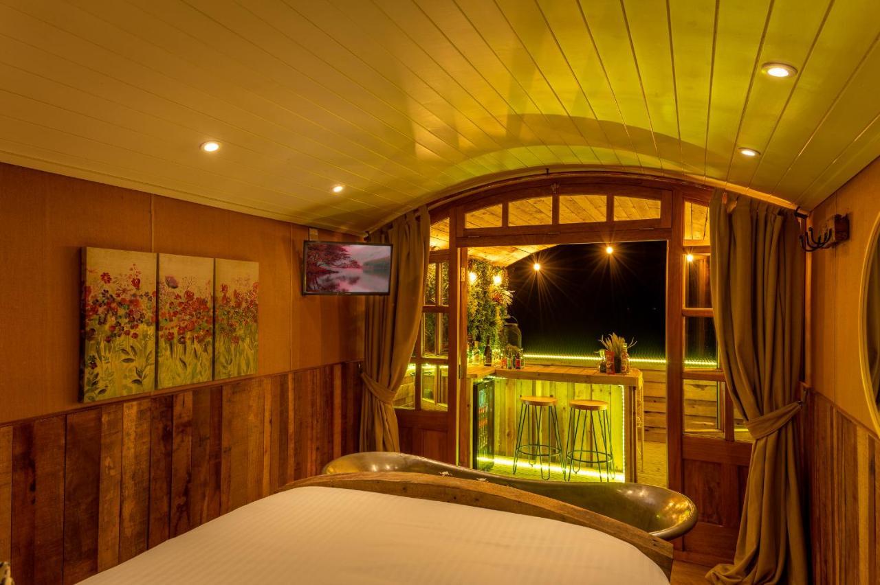 Ashwood Shepherd Hut -Ockeridge Rural Retreats Apartment Устър Екстериор снимка