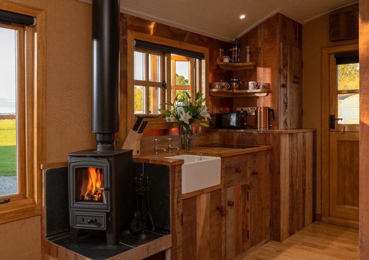 Ashwood Shepherd Hut -Ockeridge Rural Retreats Apartment Устър Екстериор снимка