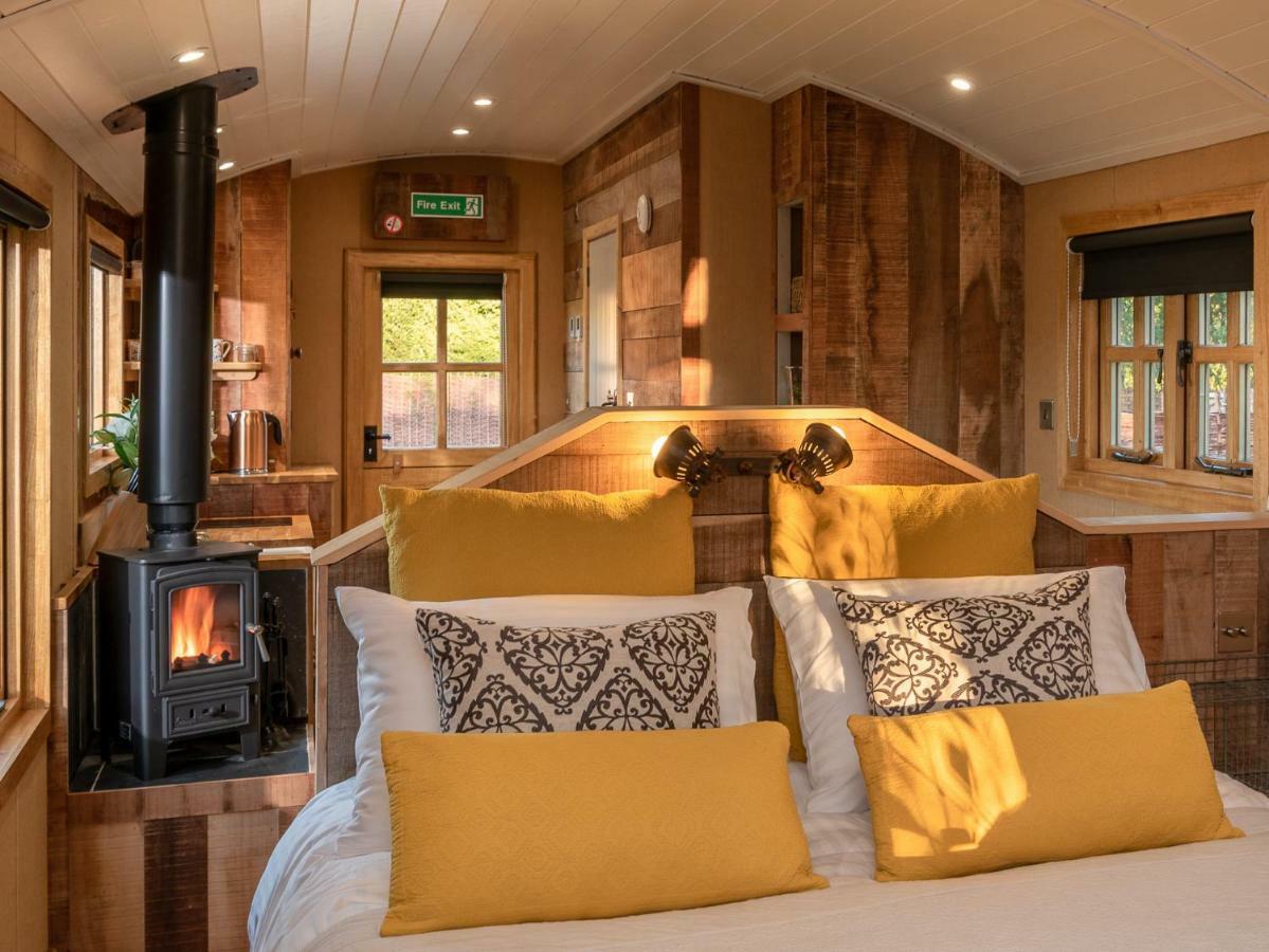 Ashwood Shepherd Hut -Ockeridge Rural Retreats Apartment Устър Екстериор снимка